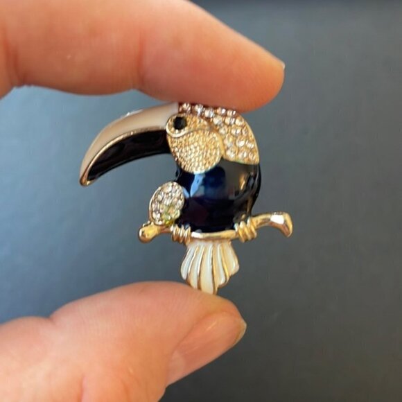 Macy's Jewelry - Toucan pin 📍 enamel